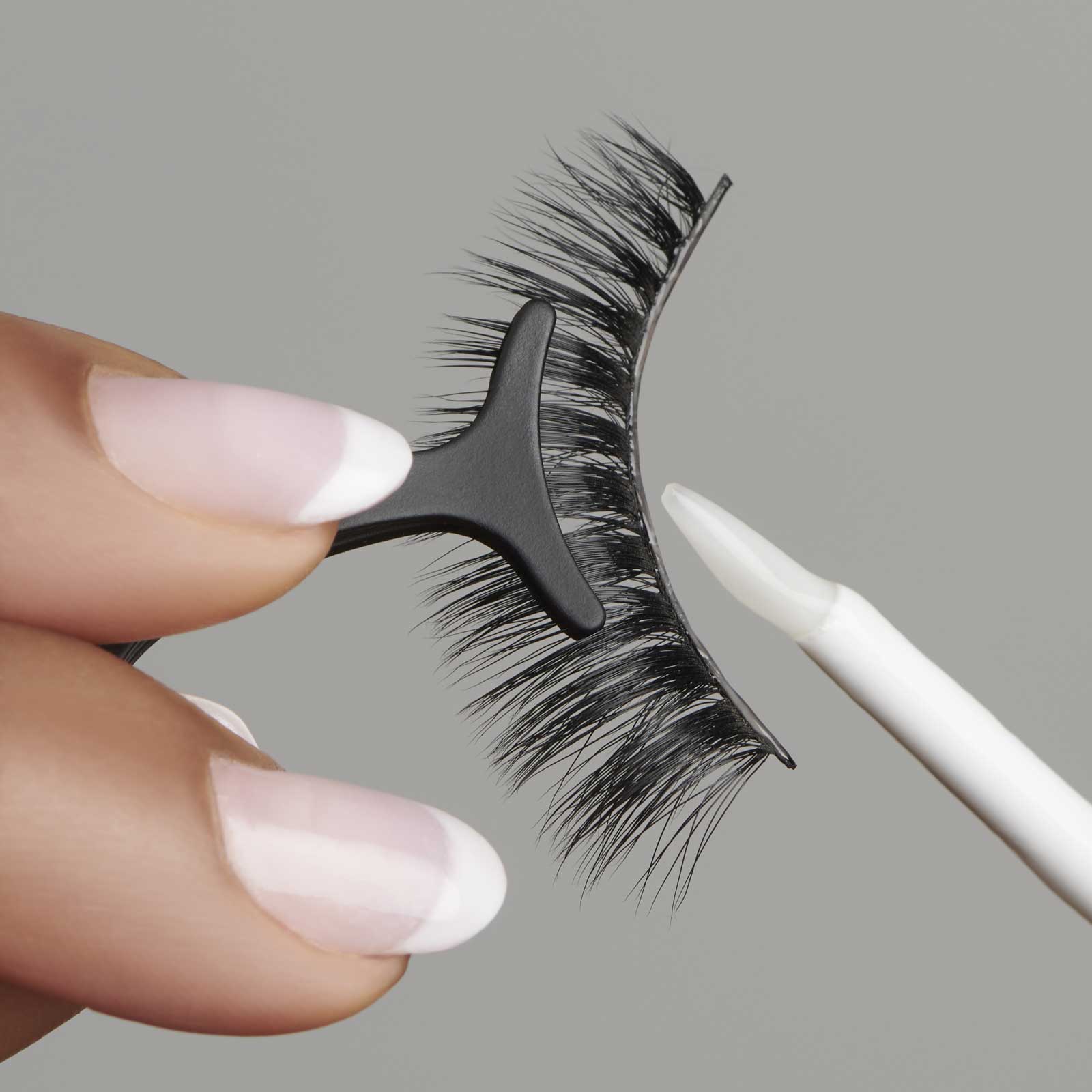 How to Make Natural Lash Glue Work for You โ True Glue Beauty
