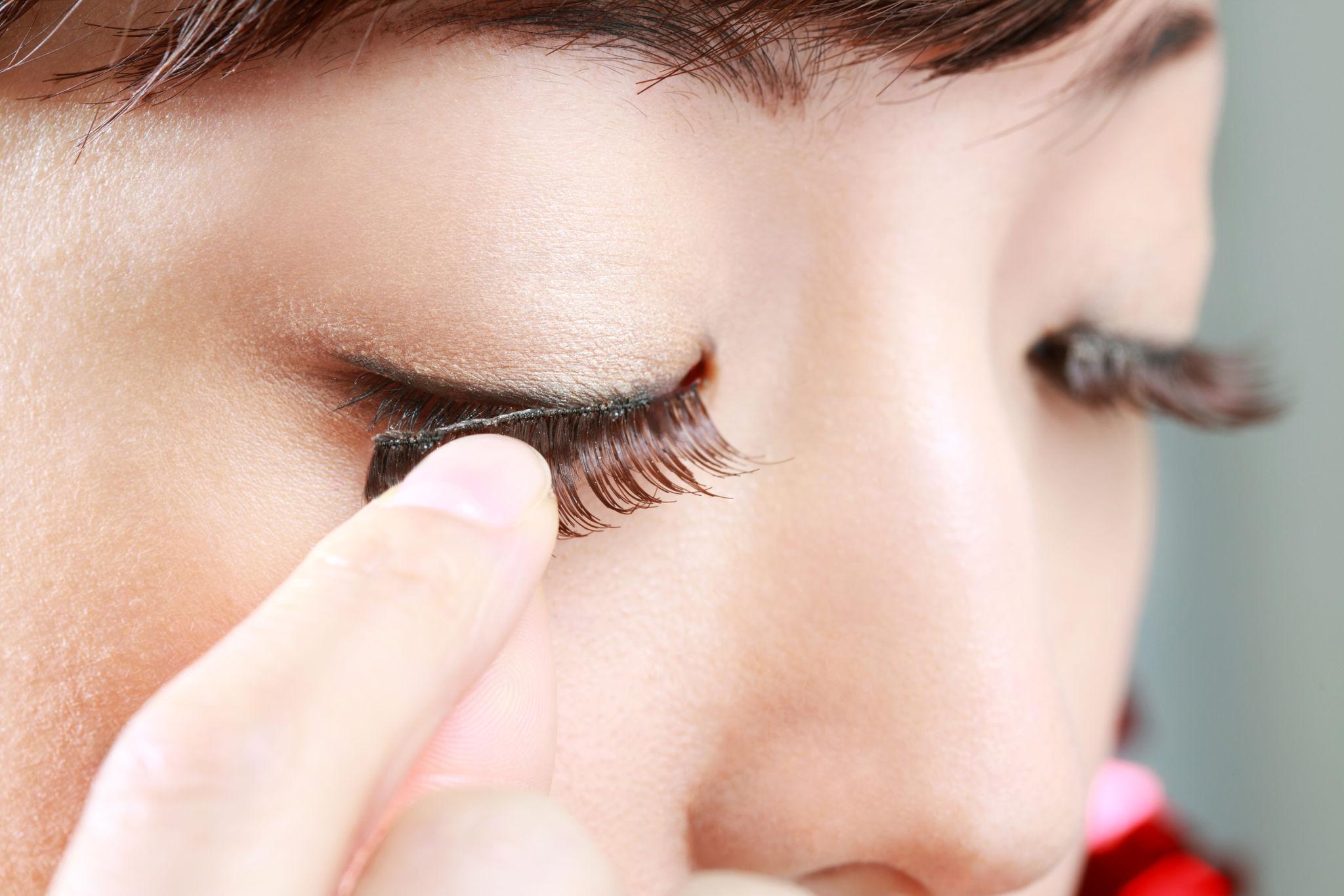 How to Remove Lash Glue Safely at Home (Without Damaging Your Natural Lashes)