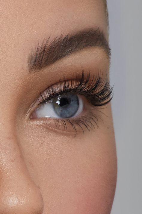 Remove false lashes with natural remover